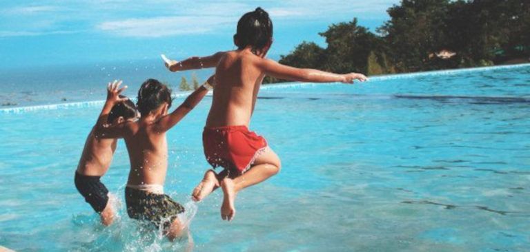 5 jocs cooperatius per la piscina o la platja