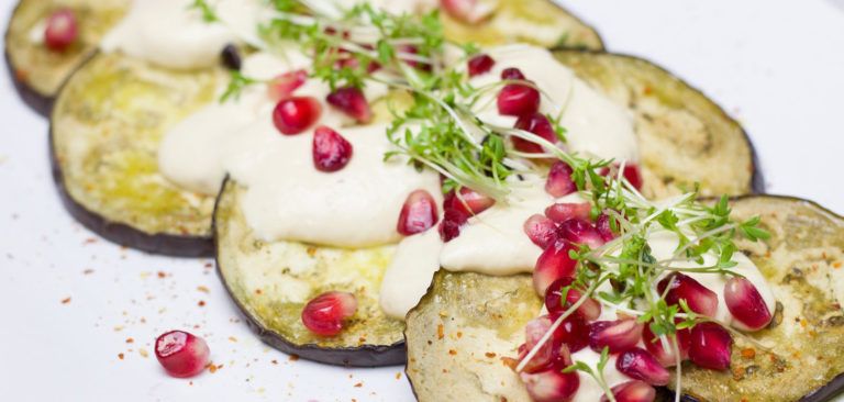 Recepta: Albergínia amb magrana i herbes