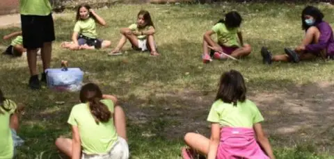 Infants fent una activitat en cercle a la natura