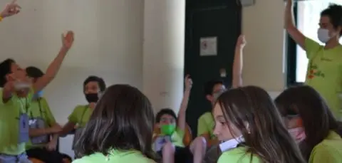 Infants a l'aula demanant el torn de paraula