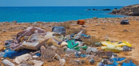 Limpieza-de-las-playas-Fundesplai Playa llena de basura