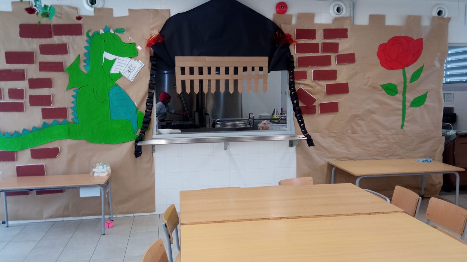 Decoració cuina escola Sant Jordi 2025 Fundesplai Decoració cuina escola Sant Jordi 2025