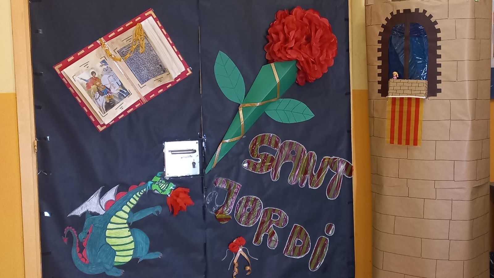 Decoració porta Sant Jordi 2025 Fundesplai Decoració porta com castell Sant Jordi 2025