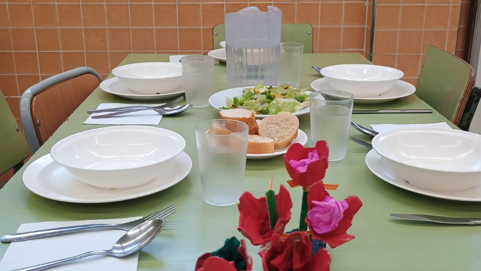 Decoració taula menjador Fundesplai Decoració taula menjador amb roses