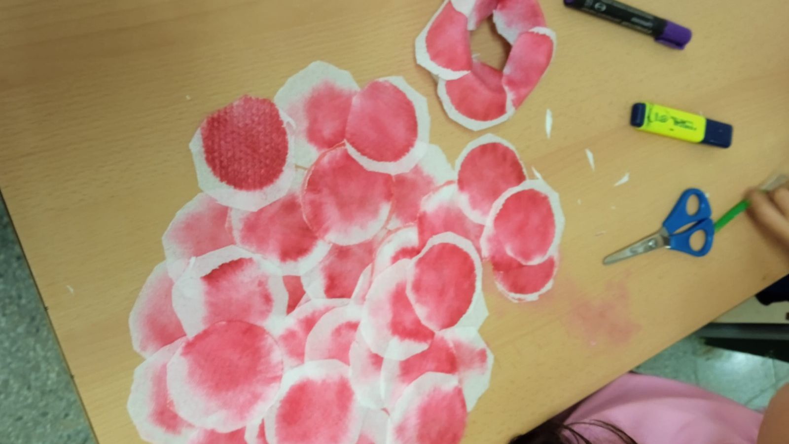 Manualitat Sant Jordi Fundesplai Manualitat Sant Jordi preparant la rosa