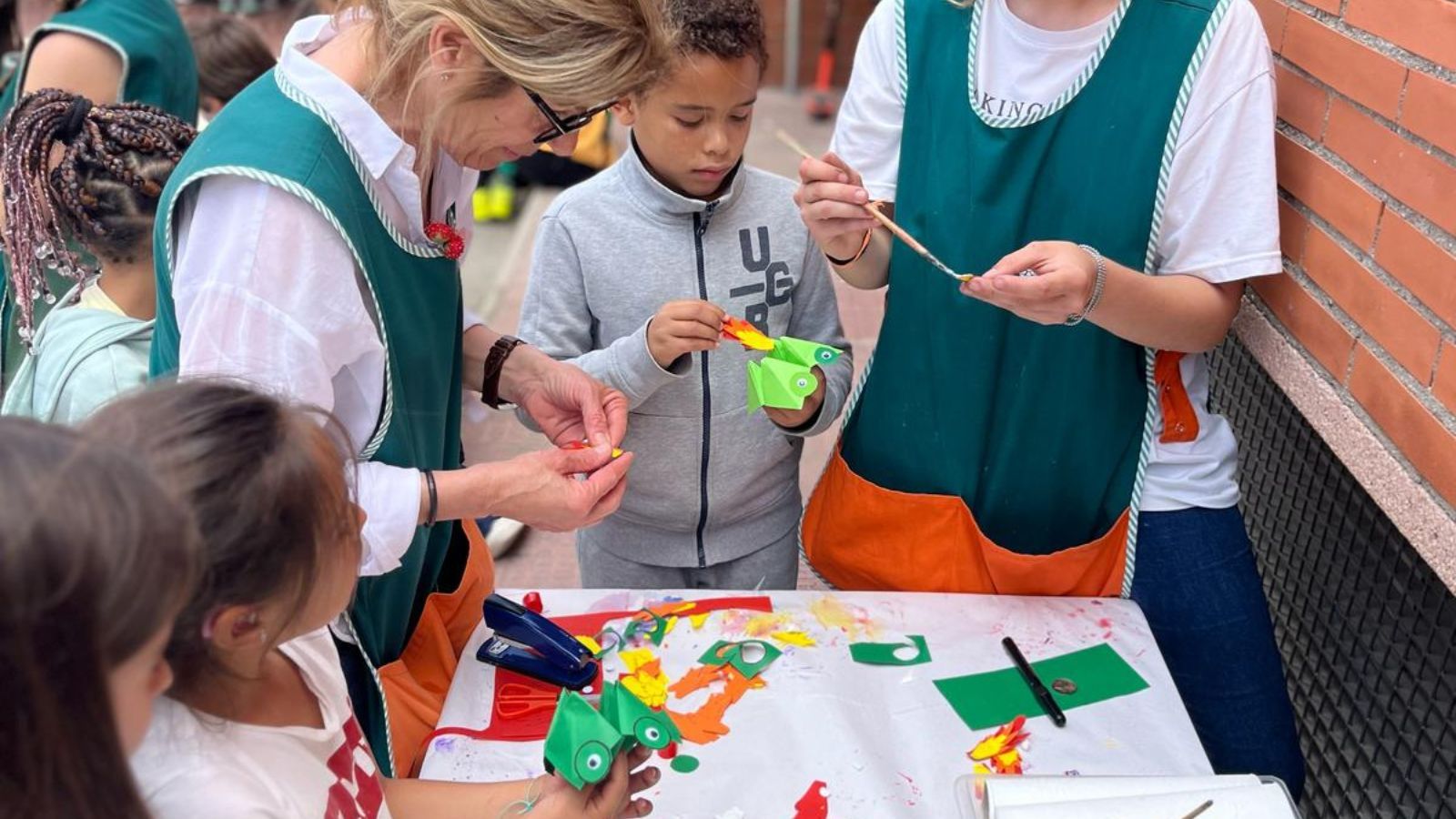 Monitores i infants fent manualitat Fundesplai Monitores i infants fent manualitat de Sant Jordi