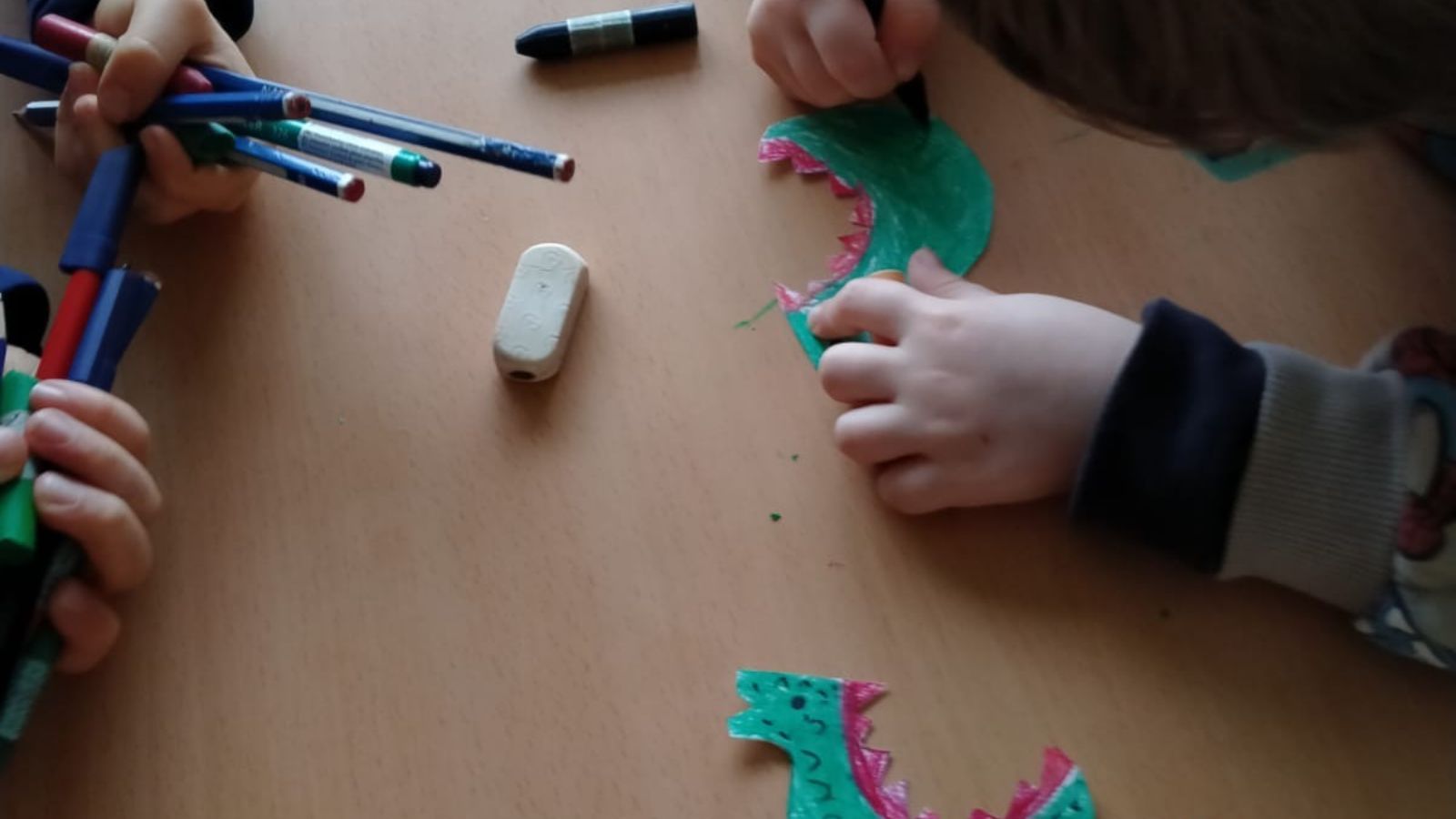 Nens i nenes pintant drac Fundesplai Nens i nenes pintant drac de Sant Jordi