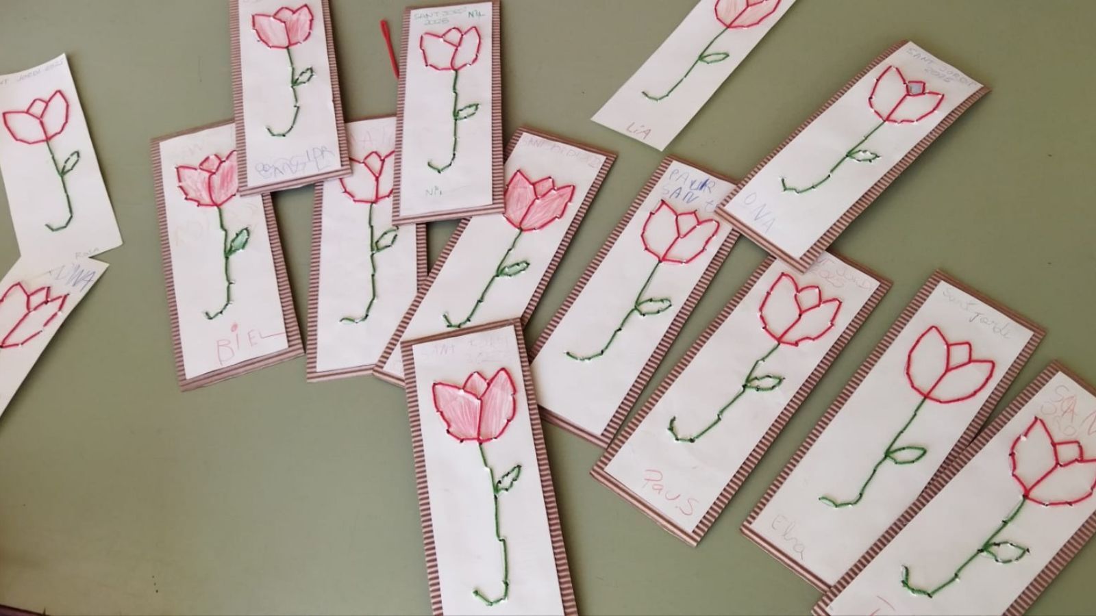 Punt de llibre rosa Fundesplai Punt de llibre rosa fet per infants i joves