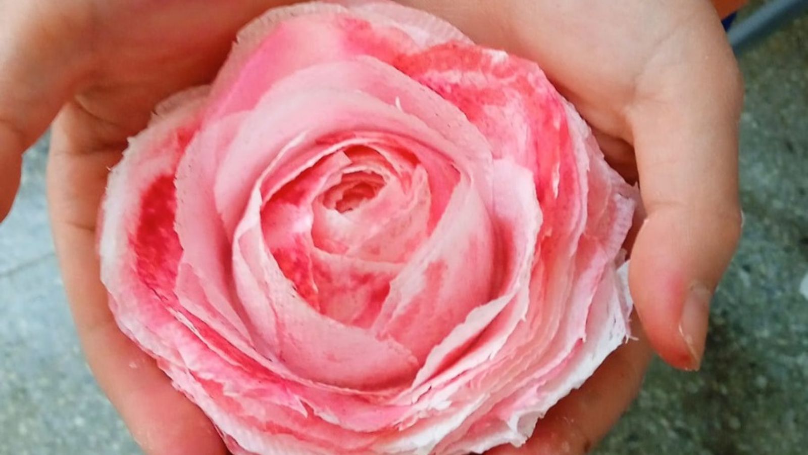 Rosa manualitat Sant Jordi Fundesplai Infant amb una rosa de manualitat