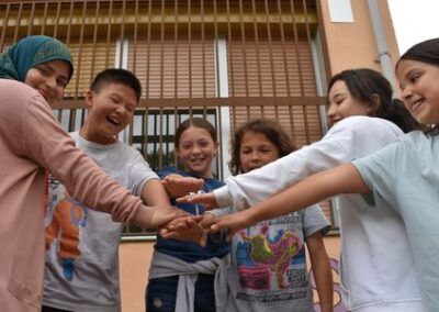 Infant en equip al pati