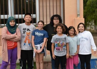 Infants i coordinadora del Temps educatiu del migdia