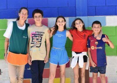 Infants i monitora alegres al pati