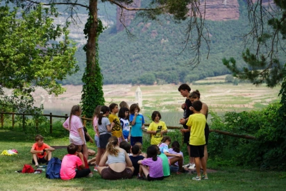 Colònies i sortides Fundesplai Grup d'infants de colònies a la natura