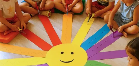 Fem el nostre sol Fundesplai Infants fent l'activitat fem el nostre sol