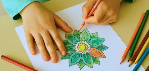 Mans pintant mandala Fundesplai Mans infant pintant un mandala