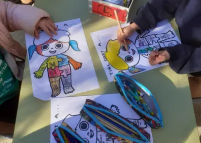 Activitat de pintar sobre els drets dels infants