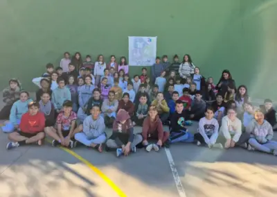 Grups d'infants al pati celebrant dia 20N