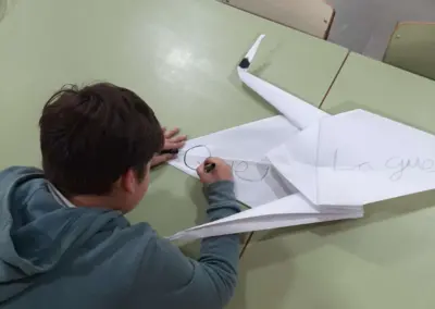 Infant escribint grua de papiroflèxia