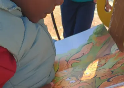 Infant llegint conte del cant de la Salam