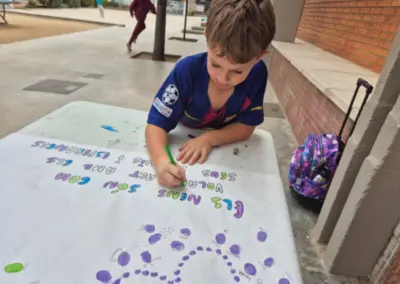 Infant pintant al pati 20N