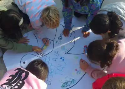 Infants creant cartell 20N espai del migdia