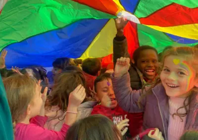 Infants feliços jugant amb el paracaigudes