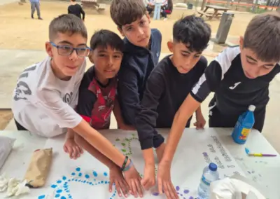 Infants fent activitats al pati