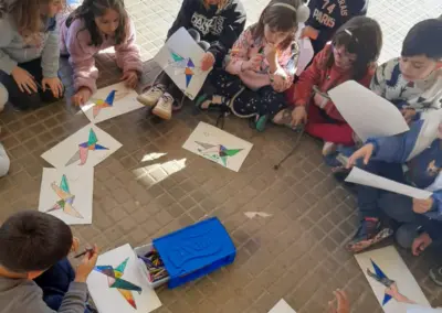 Infants pintant grues dia 20N