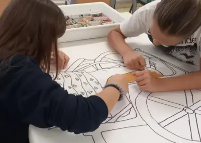 Infants pintant junts