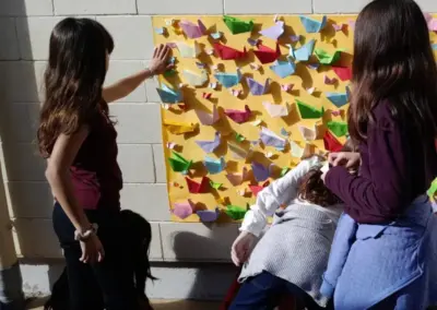 Infants mirant mural grulles de paper