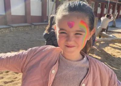 Nena feliç cara pintada al pati