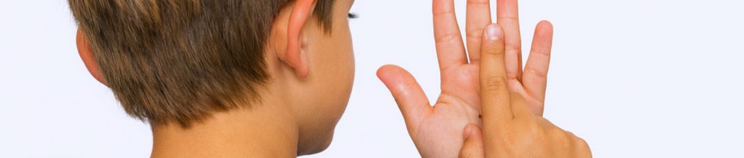 Niño haciendo técnica de respiración con los dedos