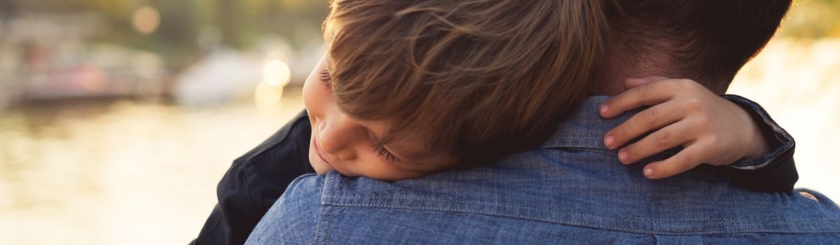 Infant i pare abraçats Fundesplai