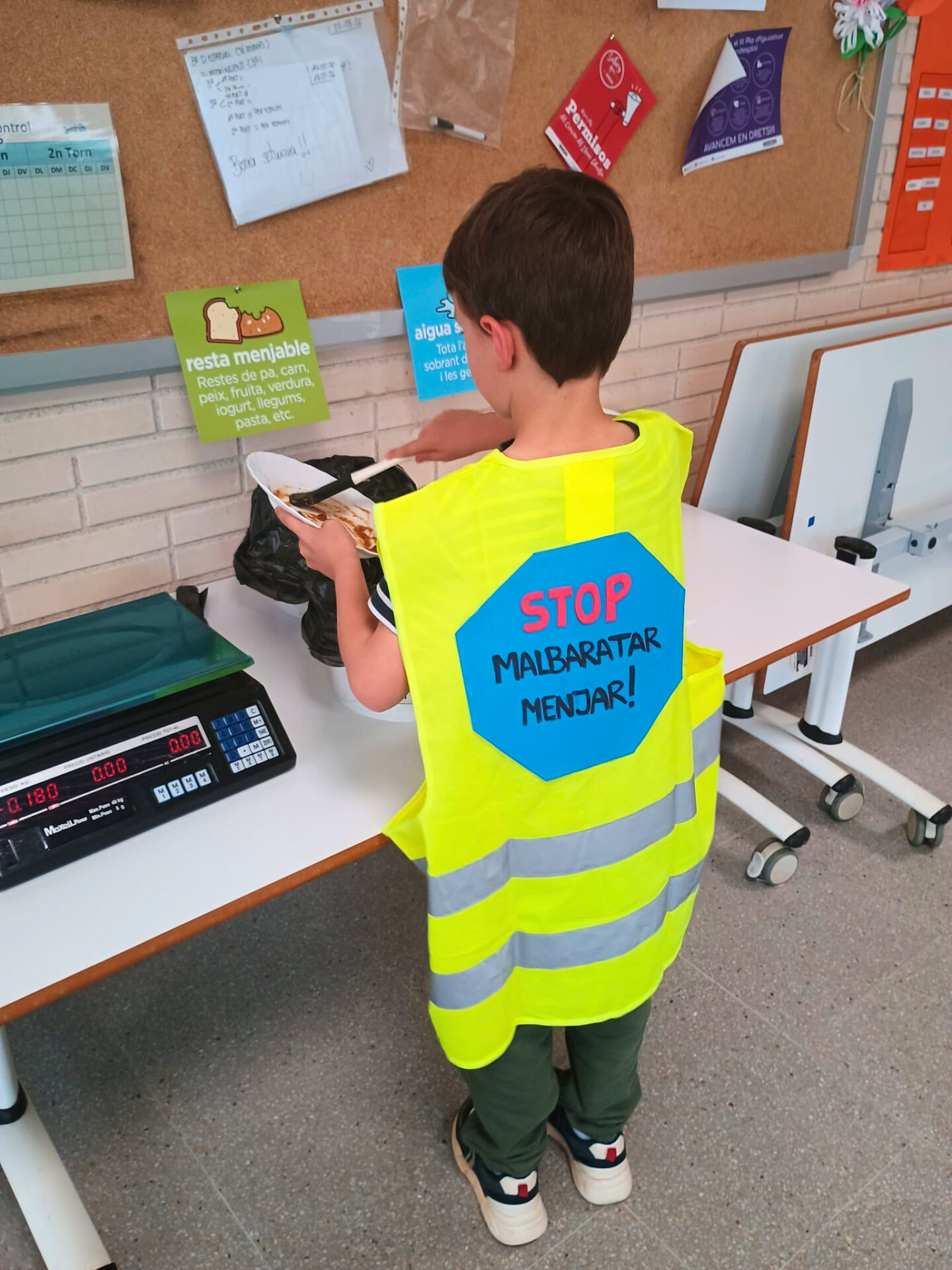 Niño contra el desperdicio Fundesplai